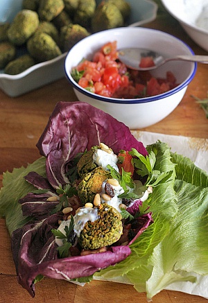 Obrázek - Letní Zelený Falafel s Ořechy a Čerstvými Bylinkami